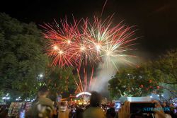 Meriah! Ribuan Orang Saksikan Pesta Kembang Api Puncak Perayaan Imek di Solo
