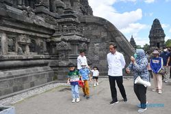 Momen Jokowi Ajak Cucu Wisata Edukasi di Candi Prambanan