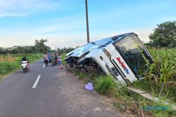 Hindari Motor, Bus Rombongan Jagong Asal Sragen Terperosok ke Parit di Klaten