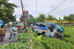 Sudah Ada 3 Kendaraan Nyemplung Sawah di Gumulan Klaten, Warga Minta Pita Kejut