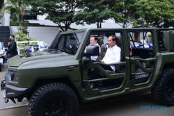 Momen Menhan Prabowo Sopiri Presiden Jokowi Jajal Rantis Maung di Jakarta