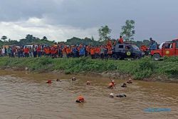 Proses Pencarian Perangkat Desa Cangkol Sukoharjo Diduga Tercebur ke Sungai