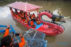 Libur Imlek, Wisata Perahu Naga di Taman Sunan Jogo Kali Solo Ramai Pengunjung