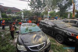 Pohon Tumbang Tersapu Angin Kencang Timpa 5 Kendaraan di Manahan Solo