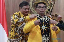 Momen Ridwan Kamil Resmi Gabung Golkar, Terima KTA dan Jas Partai