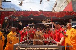 Potret Ritual Pao Oen, Awali Rangkaian Perayaan Imlek di Kelenteng Tien Kok Sie