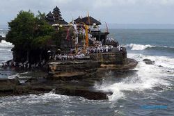 Umat Hindu Sembahyang Hari Suci Siwaratri di Pura Tanah Lot Bali