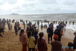 Heroik! Anggota Brimob Selamatkan Anak yang Terseret Ombak di Pantai Singkawang