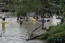 Banjir di Dinar Indah Tembalang Semarang akibat Tanggul Sungai Pengkol Jebol