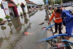 Banjir Genangi Rel di Semarang, 10 KA Jalur Utara Dialihkan & 4 KA Dibatalkan