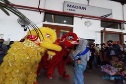 Rayakan Tahun Baru Imlek, Aksi Barongsai Hibur Penumpang KA di Stasiun Madiun