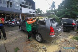 Hujan dan Angin Kencang Terjang Solo, 3 Mobil Rusak Tertimpa Pohon Tumbang