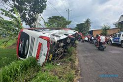 Hindari Truk, Bus Bawa 60 Peziarah asal Jawa Timur Terguling ke Sawah di Klaten