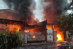 Tak Kunjung Padam, 12 Mobil Dikerahkan Jinakan Kebakaran Gudang Tiner Semarang