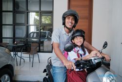 Tips Aman Memboncengkan Anak Naik Sepeda Motor