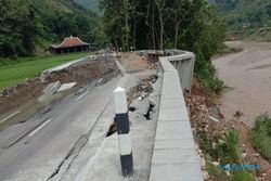 Jalan di Desa Wisata Srikeminut Bantul Ambles, Padahal Baru Selesai Diperbaiki