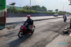 Efek Banjir, Jalan Kaligawe Semarang Banyak Jeglongan