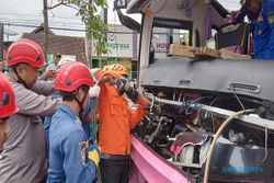 Bus Seruduk Truk di Magelang, Sopir Terjepit Pedal Kopling