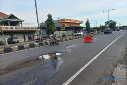 Awas! Ada Lubang Besar di Jalan Jogja-Solo Delanggu Klaten, 5 Motor Jadi Korban