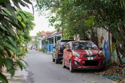 Dilema Pemilik Mobil Solo: Parkir di Jalan Tak Boleh, Bangun Garasi Mahal