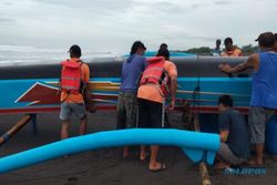 Perahu Nelayan di Pantai Trisik Terbalik Dihantam Ombak, 2 Orang Selamat