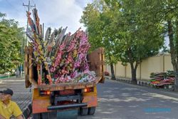 Acara Ngunduh Mantu Bupati Karanganyar Sisakan Sampah Karangan Bunga