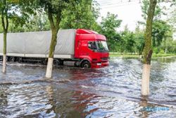 Gegara Banjir, Pengusaha Truk di Jateng Potensi Rugi Rp50 Juta per Kendaraan