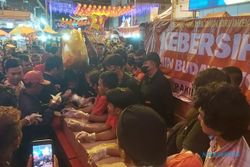 1.000 Kue Keranjang Ditukar dengan Sampah Grebeg Sudiro Solo
