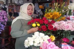 Valentine Day! Penjualan di Pasar Kembang Solo Laris, Harga Mulai Rp25.000