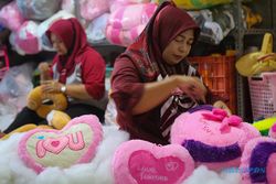 Jelang Hari Valentine, Pesanan Bantal Hati di Solo Mulai Meningkat