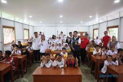 Telkom Serahkan Bantuan Sekolah Sementara di Cianjur, Ada Internet Gratis