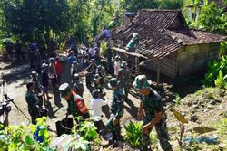 Mulia! Prajurit TNI Bedah Rumah Tak Layak Huni di Bulu Sukoharjo
