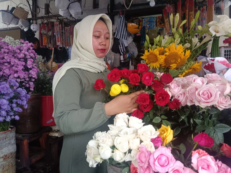 Jelang Valentine, Bakul Bunga Mawar di Pasar Kembang Solo Laris Manis