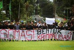 Ratusan Mahasiswa FKOR UNS Kembali Demo, Tuntut MWA Cabut Somasi Dekan