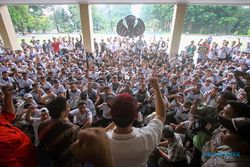 Mahasiswa dan Dosen FKOR UNS Demo di Gedung Rektorat, Protes Dekan Disomasi MWA
