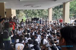Imbas Somasi dari MWA, Ratusan Mahasiswa dan Dosen FKOR UNS Demo di Rektorat
