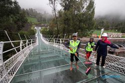 Potret Jembatan Gantung Kaca Bromo, Ikon Baru Wisata Alam di Jatim