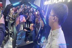 Mensesneg Jajal Kursi Gaming Rp300 Juta Bareng Gibran di Solo Technopark