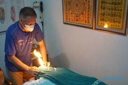 Ekstrem! Menengok Terapi Pijat Api dan Golok di Pecinan Semarang
