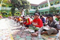Asyiknya Makan Bareng Siswa SMP BWM Sragen, 50 Tukang Becak Pulang Bawa Sembako