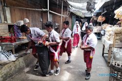 Edukasi Pedagang, Siswa SDN di Sragen Bersih-Bersih Lingkungan Pasar Jambangan