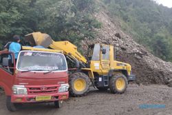 Tertunda Karena Hujan, Pemindahan Batu di Jalan Tembus Tawangmangu Dimulai