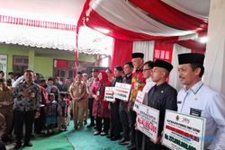 Berkunjung ke Sragen, Gubernur Ganjar Serahkan Bantuan Keagamaan Rp434 Miliar