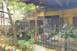 Viral! Pria Tua Hidup Sendiri di Rumah Besar Tanpa Listrik & Leding di Semarang