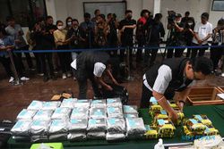 Polda Metro Jaya Tangkap 5 Pengedar Narkoba Jaringan Sumatra, Sita 109 Kg Sabu