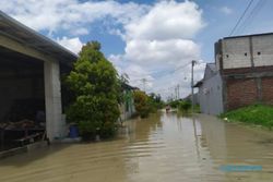Gresik Diterjang Banjir, Warga Keluhkan Lambatnya Proses Evakuasi