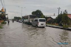 Saluran Air Meluap, Jalan Jogja-Solo di Klepu Klaten Kebanjiran