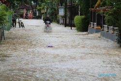 Nekat Terjang Banjir di Wilayah Trucuk-Bayat Klaten, 10 Sepeda Motor Mogok