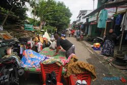 Banjir Sudah Surut, Warga Pucangsawit Solo Resik-Resik, Banyak Perabotan Rusak