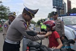 Di Batam, Polisi Bagikan Helm SNI kepada Pelanggar Lalu Lintas